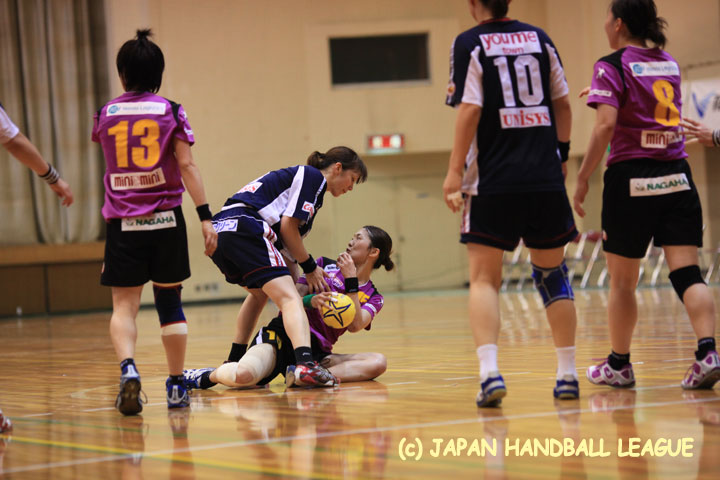 三重バイオレットアイリス ボールをキープ